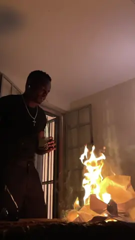 aka face ko kali kakola nga light 🕯️