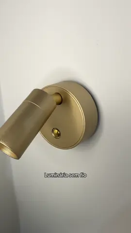 Luminária de parede sem fio recarregável que deixou meu quarto MUITO mais aconchegante Ela tem luz LED super confortável, design minimalista lindo e ainda dá pra direcionar a iluminação do jeito que você quiser 🔋 Recarregável 🏠 Fácil de instalar 🤍 Perfeita pra cabeceira, leitura e decoração ✨ deixa qualquer cantinho com vibe Pinterest Já adquira a sua antes que se esgote  #luminaria #luminariasdecorativas 