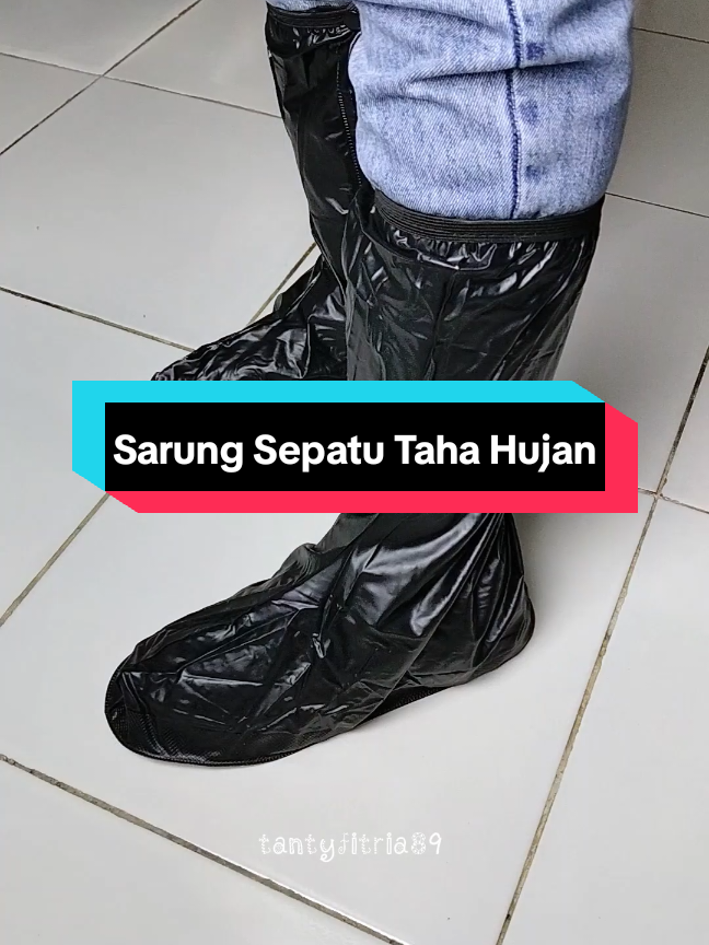 Pelengkap Jas Hujan Wajib Sama Ini 👍 #sarungsepatuantiair #pelindungsepatuantiair #coversepatuwaterproof 