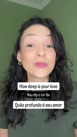Essa música é puro sentimento… 💛 “How Deep Is Your Love”, dos Bee Gees, fala sobre amor verdadeiro, conexão e aquela necessidade de sentir segurança na relação 🥺✨ Nesse vídeo eu te ensino: ✔️ Pronúncia simplificada ✔️ Letra ✔️ Tradução real Pra você cantar entendendo — e sentindo — cada palavra 🎶 #a#aprendainglescantandoi#inglescomemocaom#musicasromanticast#traducaodemusicasinglesfacil 