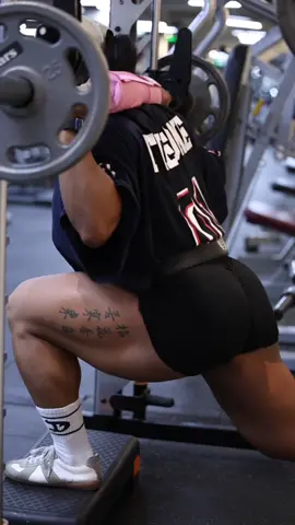 Considering starting with YouTube videos, what do you think? 💪🏼 Subscribe YouTube: yinachen ISO PHORM WHEY by 🐉@Dragon Pharma Labs -25%Code. YINA . #bodybuilding #china #treino #legday #musculação 