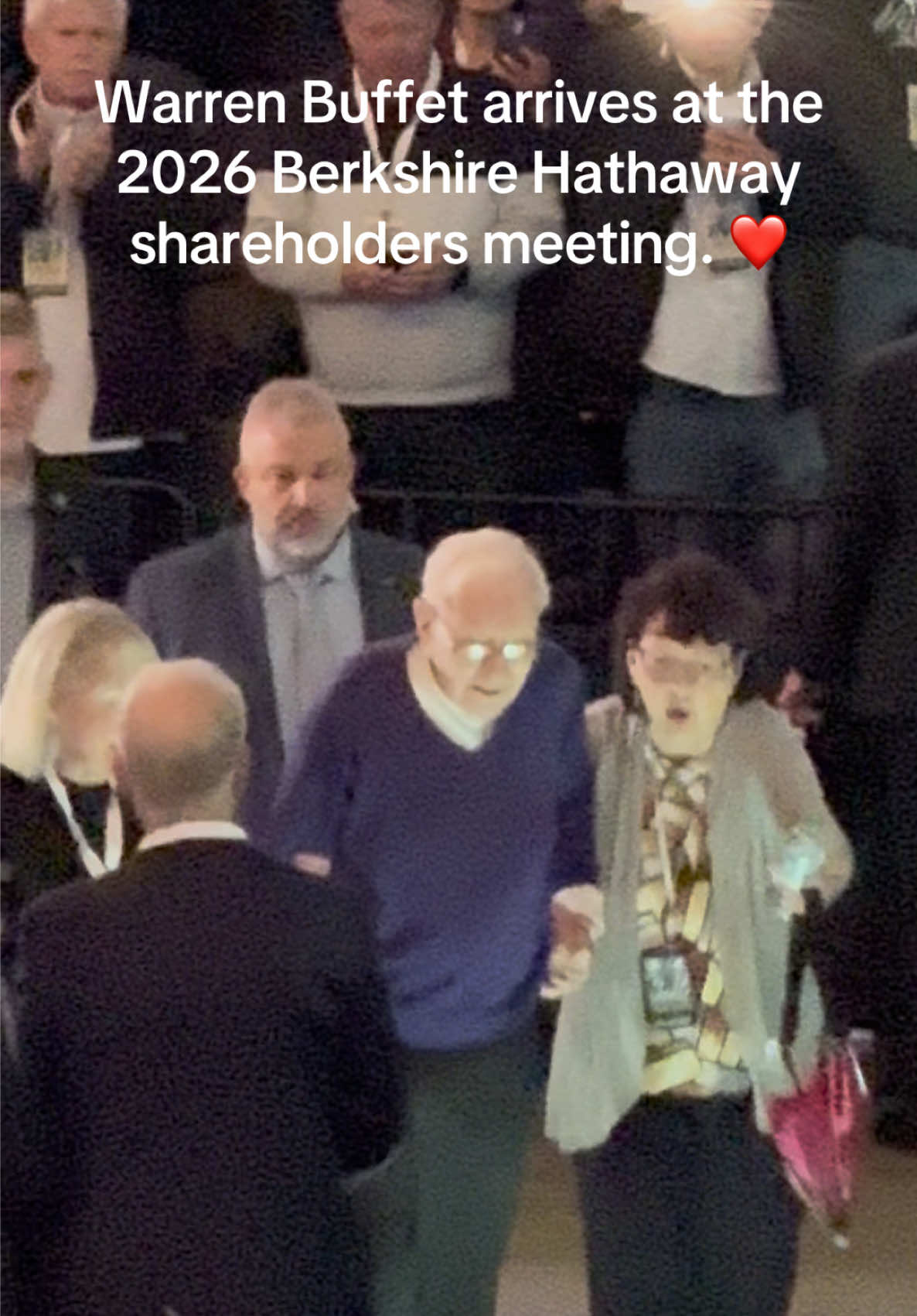 Warren Buffett arrives at the 2026 Berkshire Hathaway shareholders meeting. ❤️❤️ #warrenbuffett #berkshirehathaway #business #finance #fyp