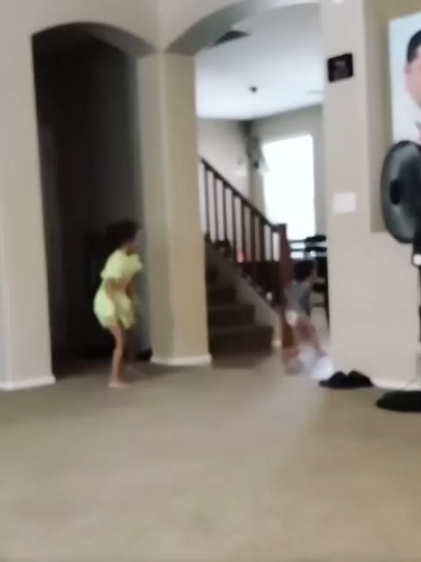 ¡Guerras Nerf! Niño pequeño corriendo de una ametralladora Nerf. El pequeñito corriendo por su vida. ¡Esto está demasiado gracioso! Nerf Wars! Toddler running from Nerf Machine Gun. lil man running for his life. this is too funny!!!🤣🤣 #warveteran #toddler #nerfwar#funny #combat #combatvet #army #iraq #afghanistan #88m #11bravos #101stairborne #viralvideo #fyp