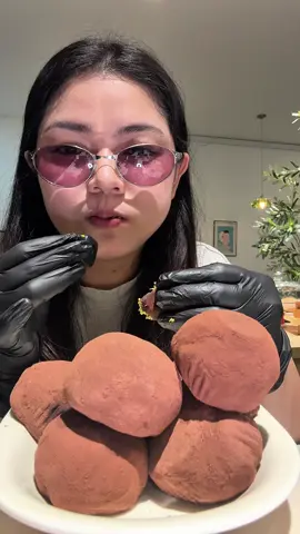 Dubai chewy cookie mukbang.  #mukbang 