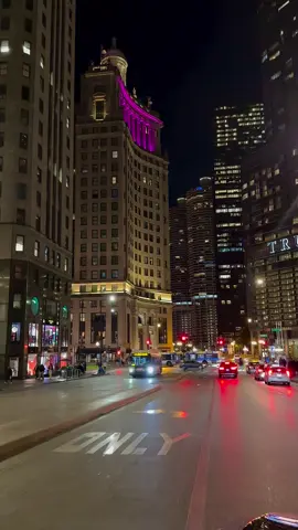 Welcome to United States of America 😍❤️🇺🇲 #usa  #estadosunidos #travel#usa#chicagodowntown#chicagoinstagram#cskyline#chicago #newyork  Chicago, travel Chicago, winter road trip in Chicago, scenic city winter drive, snow drive, Trump International Hotel & Tower Chicago, London House Chicago