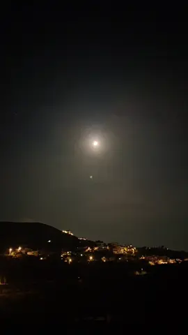 يا ليل العاشقين أهل الغرام مساكين عاتبين على الأيّام والدّمع مالي العين حيفيد بإيه النّدم ما القلب ياما انظلم وسنين بتفوت علينا وعالجراح صابرين آه آه آه يا ليل العاشقين في جراح الشّوق يدوبوا مش راضيين يتوبوا عن ويلهم في الغرام إحتاروا يا عيني حيره والقلب ما جابش سيره من الخوف من الملام عن ويلهم في الغرام حيفيد بإيه النّدم ما القلب ياما انظلم وسنين بتفوت علينا وعالجراح صابرين آه آه آه يا ليل العاشقين مكتوب يا ليل علينا نسهر والخوف مالينا هوّ إحنا عملنا إيه علشان بنصون هوانا يحلالو يا ليل بكانا ويعذّبنا بإيديه حيفيد بإيه النّدم ما القلب ياما انظلم وسنين بتفوت علينا وعالجراح صابرين آه آه آه يا ليل العاشقين🎶♥️👑 @Georges Wassouf   كلمات: وليد رزيقه  ألحان: صلاح الشرنوبي  تاريخ: 2006 . . . #WelcomeWassouf #ياليل_العاشقين_اهل_الغرام_مساكين #سلطان_الطرب #Sing_Oldies #page_old_songs 