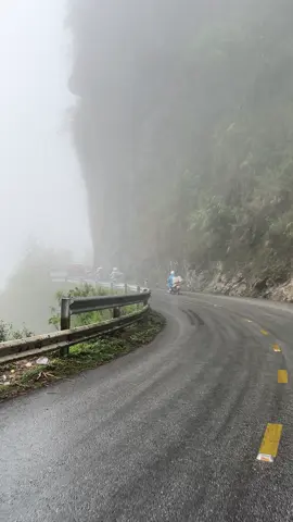 Trốn cả thế giới để đi Hà Giang mà lên đến Hà Giang lại gặp cở thế giới đang ở đây 🤣 #dulich #vairal #dulichhagiang 