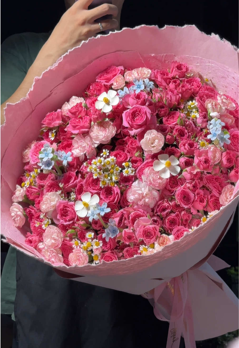 Mỗi bó hoa rời tiệm đều mang theo một câu chuyện có bó để chúc mừng, có bó để xin lỗi và có bó chỉ để nói: anh vẫn thương em #tiemhoadasac 