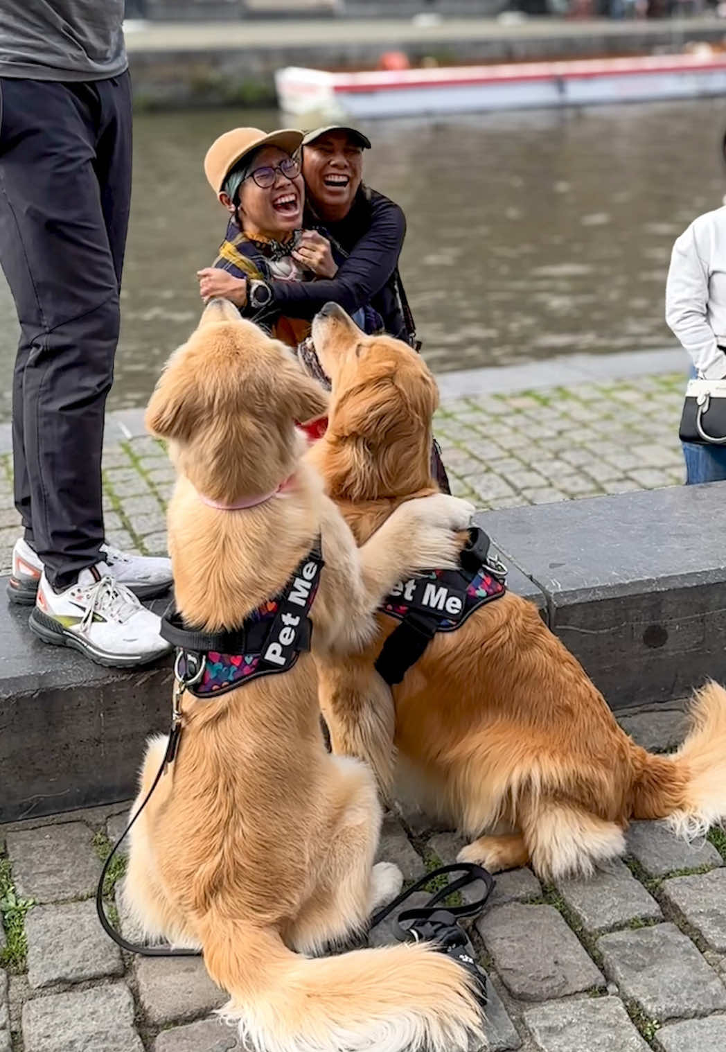 Ellie and Emma surprise people around the world with hugs 💛