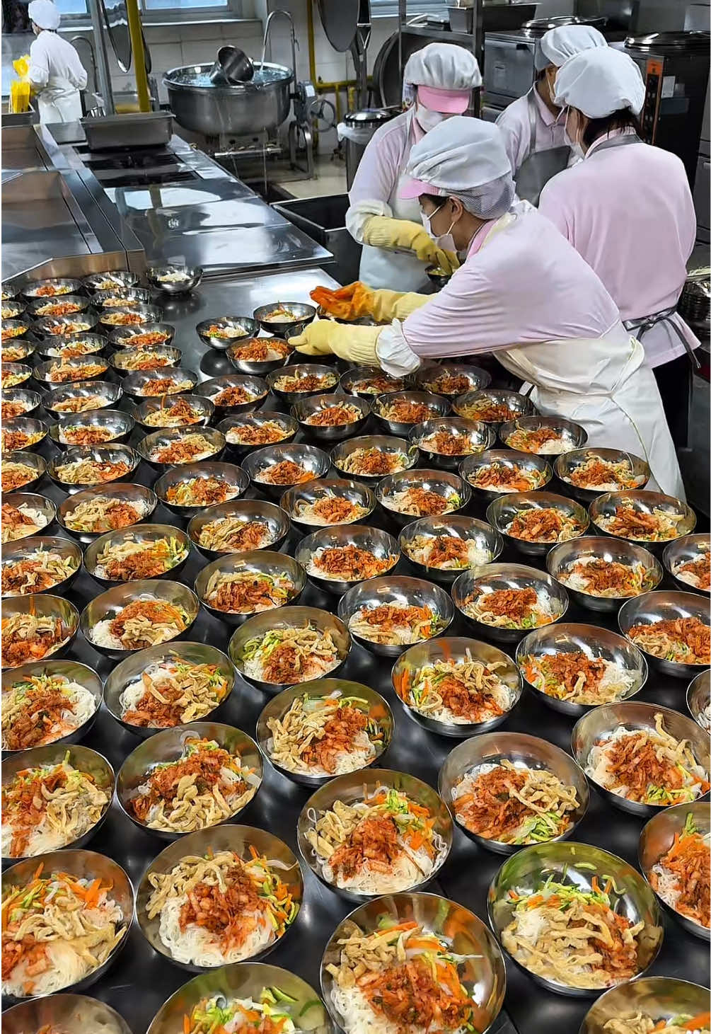 High school lunch in Korea🇰🇷 韓国の学校給食の裏側に潜入！ #school #korea #大好物は高カロリー 