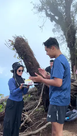 (MDPL) Merayakan diatas permukaan laut.                                          #birthday #pendaki  #mtnirwana #fyp #creatorsearchinsight 