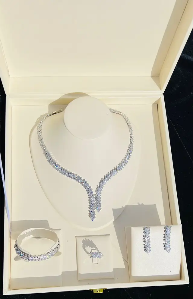 طقم زارگون فخم تصميم الألماس والفضه 💍 يناسب للعروسات والحفلات والهدايا 💝 تميزي معنا بأبسط تفاصيلك 🫶 السعر 47 الف يتوفر توصيل لكافة محافظات العراق 🚕  #العراق #اكسبلورexplore 
