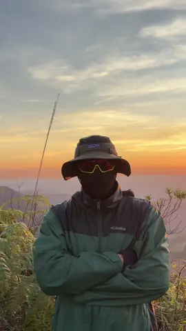🌄 i like this #gorpcore #montain #Outdoors #trekking #arcteryx 