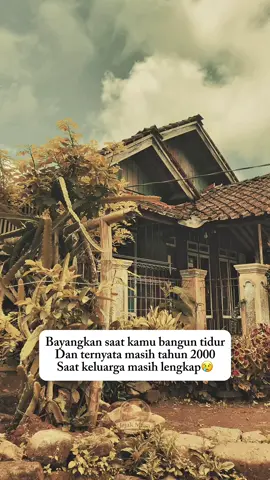 Bayangkan saat kuta bangun tidur, ternyata kita berada di tahun 200 saat keluarga masih lengkap🥺 - #suasanakampung  #kampung  #nostalgia  #pedesaan  #jejakmasa 
