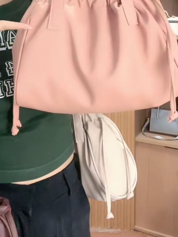 Yuk buruan check out 😍 produk sesuai dengan yang kk cantik Spil ❤️ cek keranjang untuk melihat lebih banyak pilihan warna menarik lainnya #taswanita #shoulderbag #tassimple #taselegant 