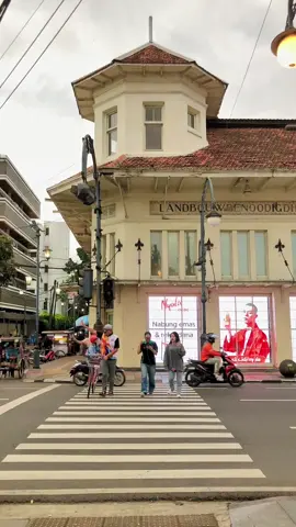 Videonya boleh diambil untuk bahan story atau konten kalian, GRATIS & BEBAS IZIN! ✅ Video ini  hasil rekaman saya sendiri (Original Content). Cocok banget buat bahan konten: Video Estetik, Cinematic, Pemandangan Alam, Drone,atau Human Interest. 👆🏻Cek Playlist untuk Kategori Footage Gratis Lainnya 📥 CARA DOWNLOAD KUALITAS HD (Tanpa Watermark): Lanjut di kolom komentar ya. Terima kasih sudah Follow, semoga bermanfaat! 🙏  #bandung #braga  #jalanjalanbandung #bandunghariini #gudangkontengratis