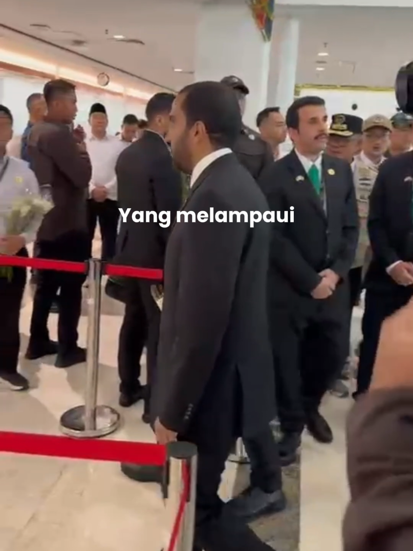 Mas gib memperlihatkan bagaimana menghormati yang lebih tua dilakukan dengan tulus. Momen salaman ini penuh makna dan inspirasi. #aksigibran #wapresgibran #gibranrakabumingraka #fyp #menyalagibranku  @Gibran Rakabuming @aksigibran 