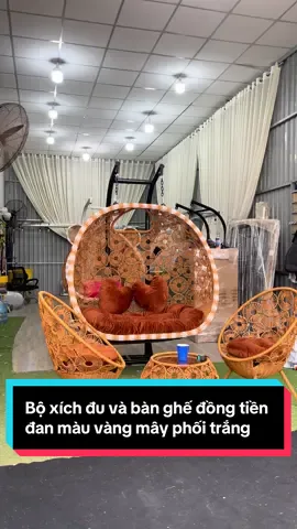 Bộ xích đu và bàn ghế đồng tiền đôi đan màu mây phối trắng kết hợp nệm nâu . Nhận đan màu theo yêu cầu #ghexichdu #xichdungoba #trangtrinhacua #xichdudecor #decorphong 