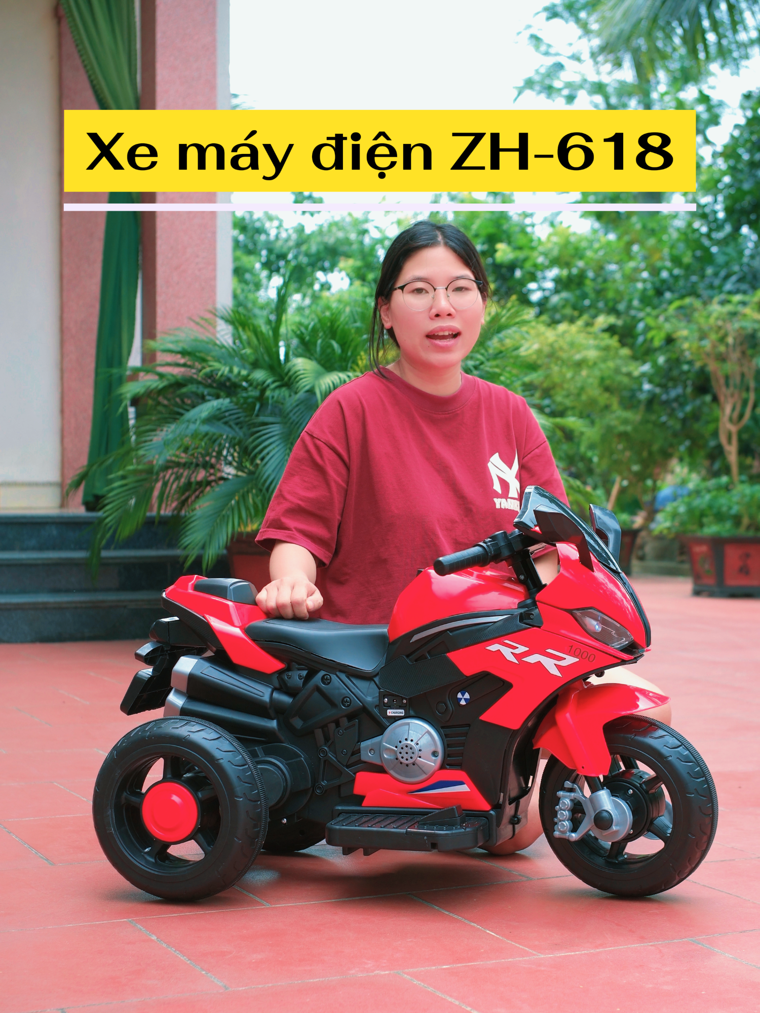 Xe máy điện ZH-618 cho bé siêu ngầu – thiết kế thể thao mạnh mẽ như xe phân khối lớn, màu đỏ nổi bật cực chất, chạy êm, dễ điều khiển, có bánh phụ an toàn cho bé mới tập, vừa chơi vừa giúp bé tự tin khám phá, ba mẹ yên tâm, bé mê tít – lên xe là muốn vi vu cả ngày#khosinhaminh #xemaydienchobe #xemaydienzh618 #taphoanhaminh