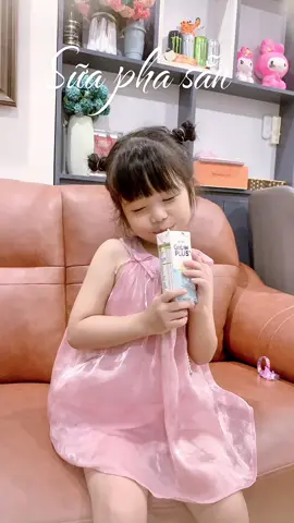 Bé cao lớn mỗi ngày nhờ có em sữa tủ này nè #MomCheLinA2Club #GrowPLUSA2 #SuaA2 #SponsoredByNutiFood
