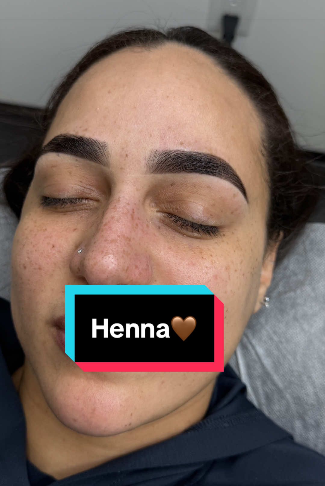 Nadie quiere ser recordada como  “la de las cejas chuecas”😩😅 Si tú quieres tener tus CEJAS LINDAS 24/7 escríbeme y agendamos. #cejas #diseñodecejas #brows #fyp #micropigmentacion