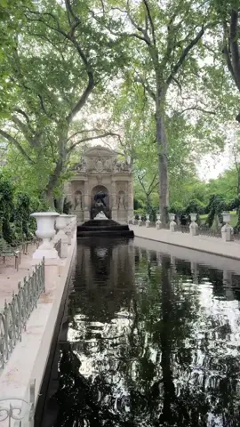 If you’re visiting Paris, don’t skip this 🌿 📍Jardin du Luxembourg One of the most beautiful gardens in the city — perfect to slow down, walk, or just sit in the sun ☀️ Save this for your trip 🇫🇷✨ #fransguide #paris #garden #ParisSecrets 