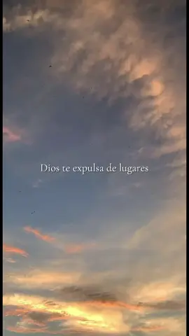 Dios no permite que te quedes donde te tratan mal. Te arranca de lo que te limita para plantarte donde realmente vas a brillar. ❤️‍🩹 No llores por lo que se fue, agradece por lo que viene. 