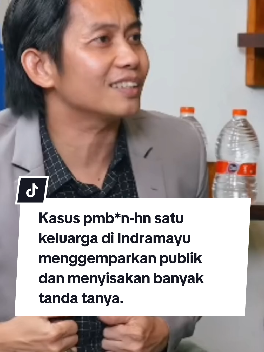 Kasus pmb*n-hn satu keluarga di Indramayu menggemparkan publik dan menyisakan banyak tanda tanya. Nama Ririn Rifanto  terseret dan kini menjadi salah satu terdakwa, namun ia dengan tegas mengaku tidak bersalah dan bukan pelaku utama dalam tragedi tersebut. Dalam episode ini, kuasa hukumnya (Toni RM ) membuka versi mereka: bagaimana awal mula kasus ini bermula dari konflik utang-piutang, kronologi malam kejadian, hingga alasan mengapa ia merasa dijadikan pihak yang disalahkan. Perbedaan keterangan di persidangan, dugaan adanya pihak lain yang belum tersentuh hukum. #curhatbangdennysumargo 