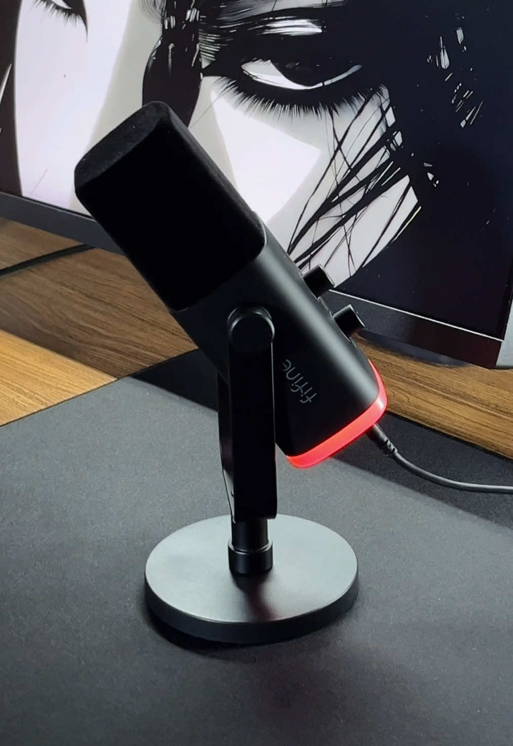 Esse é o FIFINE AM8, um microfone dinâmico que surpreende na entrega 🎙️ • Conexão USB-C e XLR (versátil pra qualquer setup) • Ajuste de ganho direto no mic • Monitoramento de voz em tempo real • Botão touch pra mutar rapidamente • RGB customizável • Ótimo isolamento de ruídos externos  Obrigado @islafifine @FIFINE Brasil 🔥