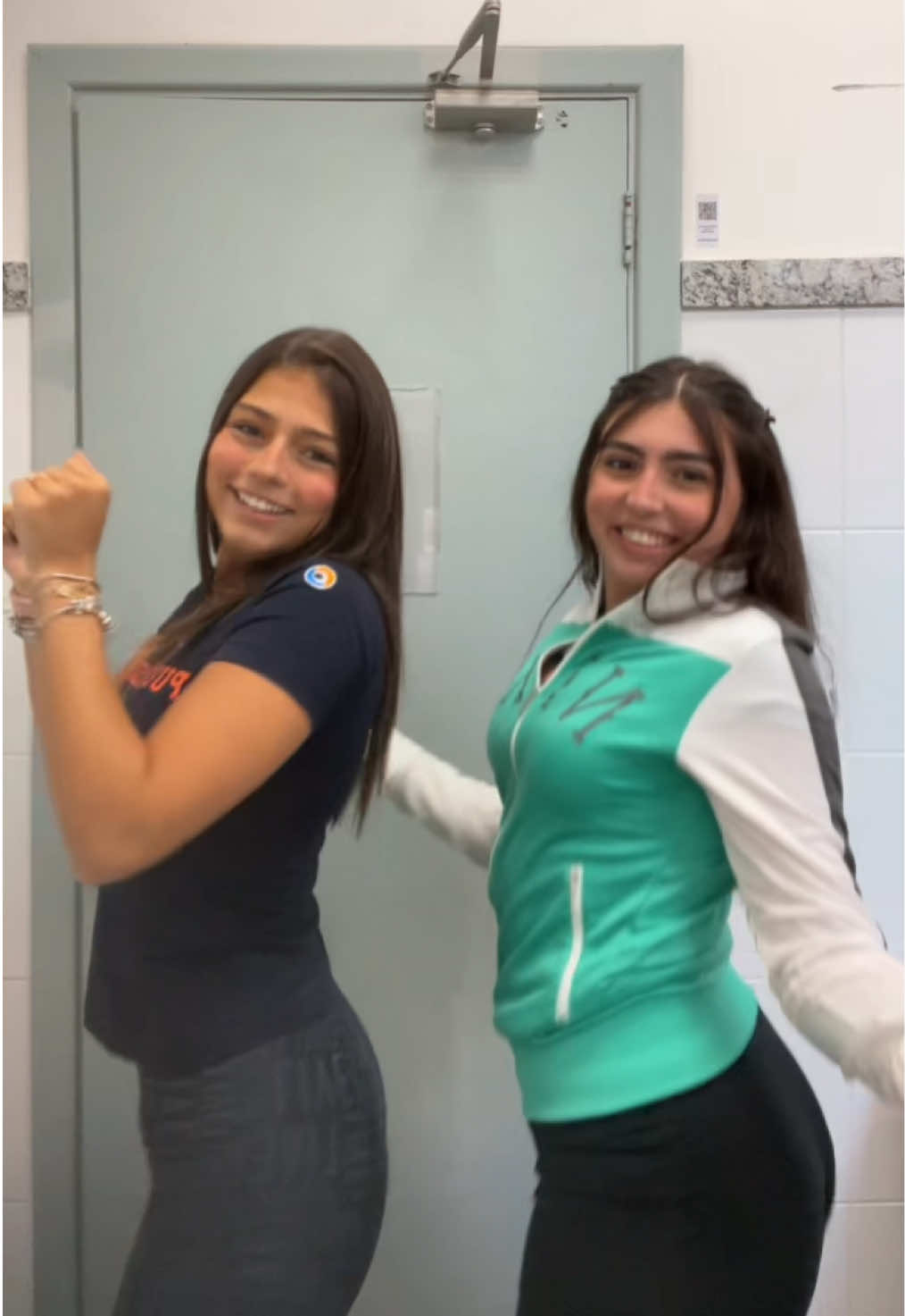#dancinha #amigas #adolescentes #escola 