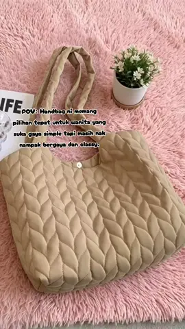 READY STOCK ROSE Warm Plaid Shoulder Bags Winter Underarm Bags Puffy Handbag Women Lightweight Large Capacity 😍😍.. #handbagmurah #bagwanita  #handbagtiktok #shoulderbag 