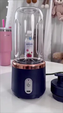 400ml mini juice blender, smoothie on go. 🥤🔋 #PortableJuiceMaker #ElectricSmoothieBlender #FruitMachineMini #USBTravelBlender #TikTokShop 