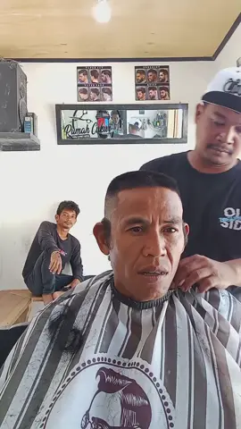 Prank Akkang sisain rambut bagian belakang katanya model baru🤣 #Barbershop #Rumahcukur #fyppppppppppppppppppppppp  #PrankCukur #fypシ゚ 