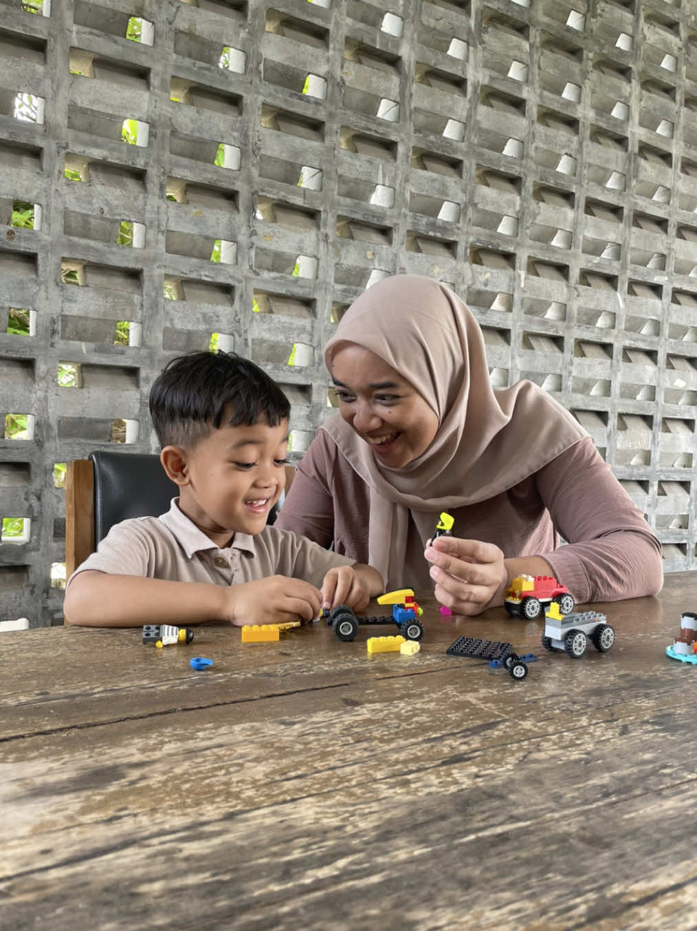 Akhirnya nemu juga susu formula dengan bahan utama dari susu segar. ACEKID jadi pilihan baru aku buat asupan nutrisi harian Mika, yang bikin lebih tenang karena prosesnya One Step Fresh jadi nutrisi alaminya utuh dan tanpa tambahan bahan lain yang nggak perlu, kayak Maltodekstrin, Sukrosa, Vanilin juga Sirup Jagung.  Sekarang dengan @AceKid Indonesia perut Mika lebih nyaman & makannya juga makin lahap. Ibu jadi lebih tenang juga ❤️ #AceKidTerbuatDariNaturalWholeMilk #AceKidPertamaDiIndonesia #OneStepFreshFromNatureToAceKid #SusuCocokAceKid