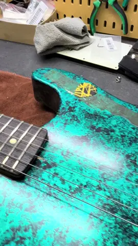 Kali ini bengkel abg didatangi sebuah guitar custom .. tukor fretwire dan tremolo FR Gotoh.. owner peminat EVH dan playing pun mantabbbb 🤘🏼 #gitarissenget #guitarluthier #guitartech @Pidut_PolkaDot 
