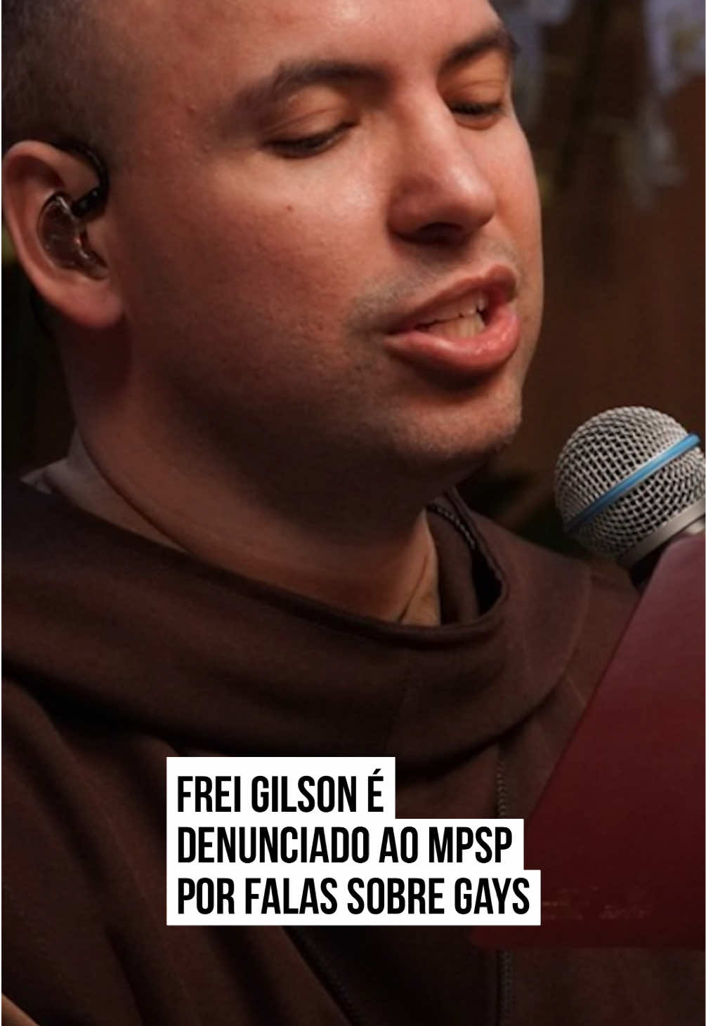 Um ex-noviço protocolou denúncia no Ministério Público de #SãoPaulo (MPSP) contra o frei Gilson da Silva Pupo Azevedo por declarações “discriminatórias contra pessoas LGBT+ e mulheres”. Conforme o jornalista e escritor Brendo Silva, que fez a denúncia, o religioso estaria utilizando, em homilias, entrevistas e redes sociais, falas que tratam a homossexualidade com terminologias consideradas ultrapassadas, como “homossexualismo”, além de associá-la a ideias de “desordem”, “contrariedade à lei natural” e “depravação grave”. “Liberdade religiosa não é liberdade para odiar. As homilias e entrevistas em que Frei Gilson trata gays como doentes ao utilizar termos ultrapassados e associa a homossexualidade a ideias de desvio ou inferioridade, além de reforçar visões que colocam a mulher em posição secundária, não podem ser naturalizadas. Estamos em um país com altas taxas de feminicídio e violência contra pessoas LGBT+. Isso é inaceitável”, afirmou o ex-noviço na denúncia. A manifestação traz trechos de vídeos em que o religioso adota tom enfático ao tratar do tema. “Se a tua igreja está falando que não pode homem com homem, não pode e acabou”, diz Frei Gilson em uma das falas. Silva também afirma que, em sua vivência no ambiente religioso, onde atuou por mais de 10 anos como coroinha e noviço, conviveu com “dezenas de seminaristas, padres e bispos gays”, e apontou uma “contradição” nos discursos. #TikTokNotícias 