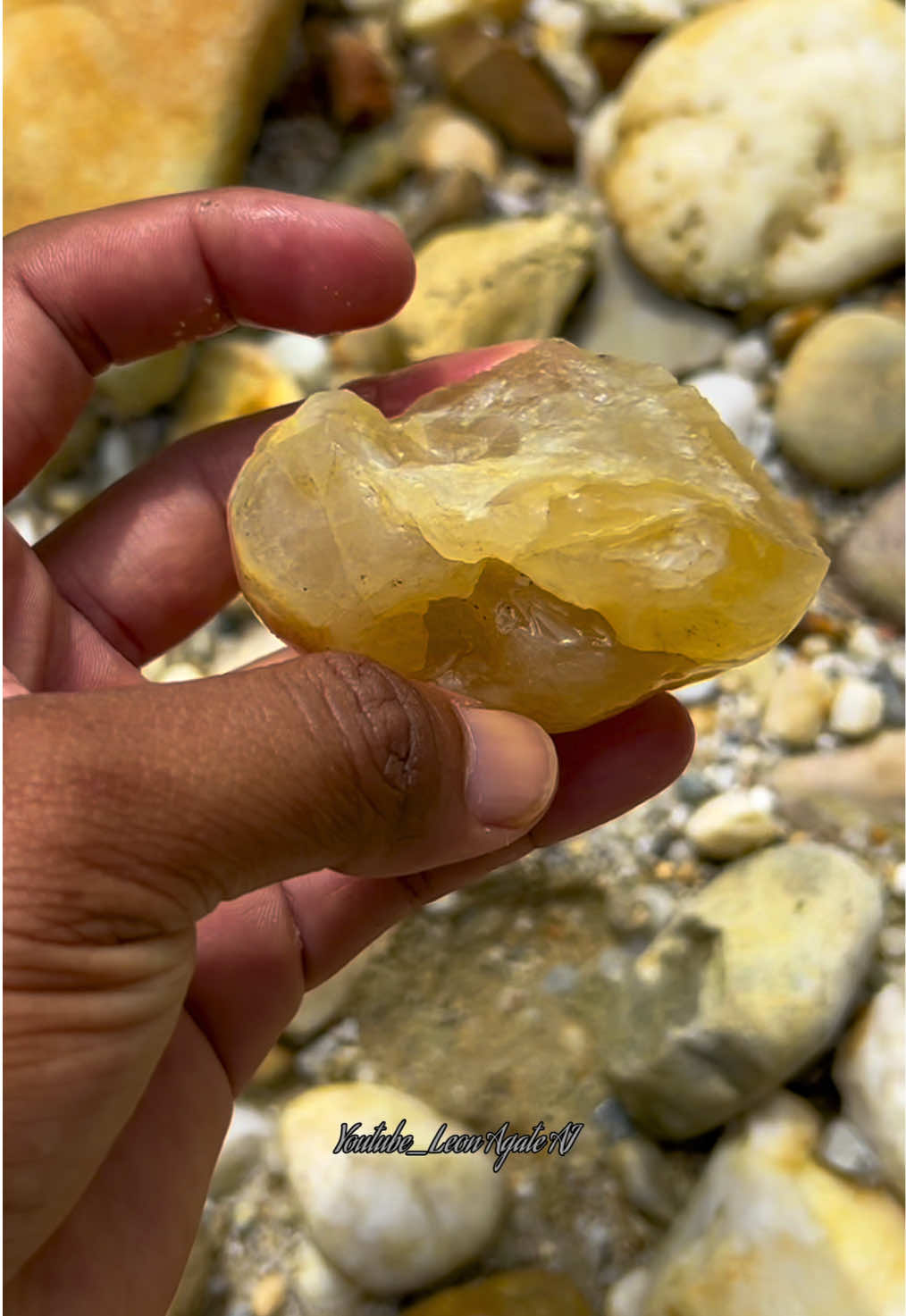 Inside This Rock is Beautiful 😱✨  Subscribe Youtube: Leon Agate AI 🔥 #crystals #satisfying #gold #gemstone #asmr 