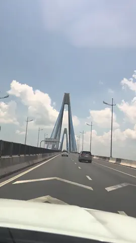 Cầu Mỹ Thuận 2 là cây cầu dây văng bắc qua sông Tiền, nối tỉnh Tiền Giang và Vĩnh Long trên tuyến cao tốc Bắc – Nam phía Đông. #canhdepvietnam🇻🇳 #conduongdepnhatvietnam #caumythuan2 