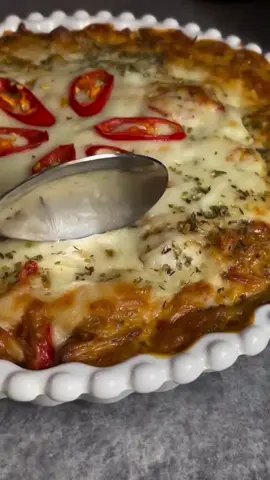 صينية كرواسون بالدجاج والكريمة  By..: @cooking_lolo . كرواسون جاهز قطعته مكعبات متوسطة  . لحشوة الدجاج / نحمس بصل مع شوي زيت بس يذبل اضيف فلفل بارد وجزر مبشور وفص ثوم مهروس وفلفل حار اختياري نحمسهم ونضيف عليهم صدر دجاج مسلوق مع المنكهات ونقلبهم زين بعدها نضيف ملح وفلفل اسود وبابريكا وبقدونس مجفف وشوي من ماء سلق الدجاج بس تتسبك اضيف عليها ملعقتين جبن كاسات  . . للصوص / علبتين صغيرة قشطة قيمر وكوب كريمة طبخ وربع كوب صلصة رانش وربع كوب تتبيلة فرنسية وشطة سيراتشا اختيارية ورشة بابريكا وبقدونس مجفف  . . بقاع الصينية نضيف شوي من الصوص ونضيف عليها الكرواسون وبعدها حشوة الدجاج واخر شي الباقي من الصوص وندخلها الفرن واخر شي ضفت جبن موزاريلا ورشة بقدونس وفلفل حار ورجعتها على حرارة الفرن بس تذوب الجبنة  . . جربوها مرااااا لذيذة وعليكم بالعافية مقدماً 🫶🏻