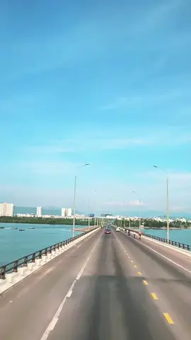 Nằm bên bờ biển miền Trung, Quy Nhơn níu chân biết bao du khách bởi cảnh sắc tươi đẹp, con người nồng hậu. #nước #quynhon 
