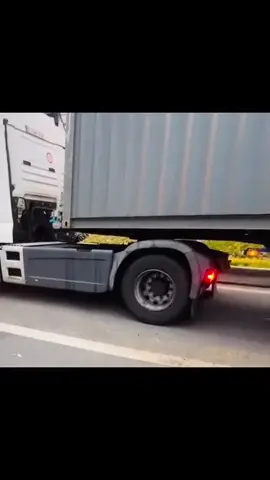 Coincé sur la bordure, les roues du tracteur qui patinent dans le vide. Pas de camion de dépannage disponible. Pas de collègue dans le coin. Juste toi, ton chargement, et un problème à régler. T’essaies de reculer. Ça griffe. T’avances. Ça mord pas. Et pendant ce temps, le temps tourne, la livraison attend, et les regards curieux commencent à s’accumuler. Ces moments où t’as plus qu’à réfléchir vite, tenter des trucs, et te sortir de là à la force du poignet… c’est le quotidien que personne ne voit. Le routier, il se sort de situations que la plupart ne sauraient même pas comment aborder. 💪 #laboutiqueduroutier #routier #viederoutier #transportroutier #camion​​​​​​​​​​​​​​​​
