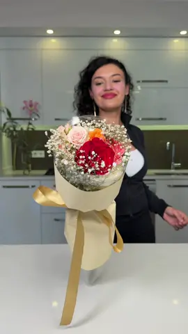 Anneler Günü için zarif bir buket hazırladım 🌷🤍 Sizce en anlamlı Anneler Günü hediyesi ne? 👀👇 I made an elegant bouquet for Mother’s Day 🌷🤍 What’s the most meaningful Mother’s Day gift to you? 👀👇 #busezeynep  #dıy #flowers 