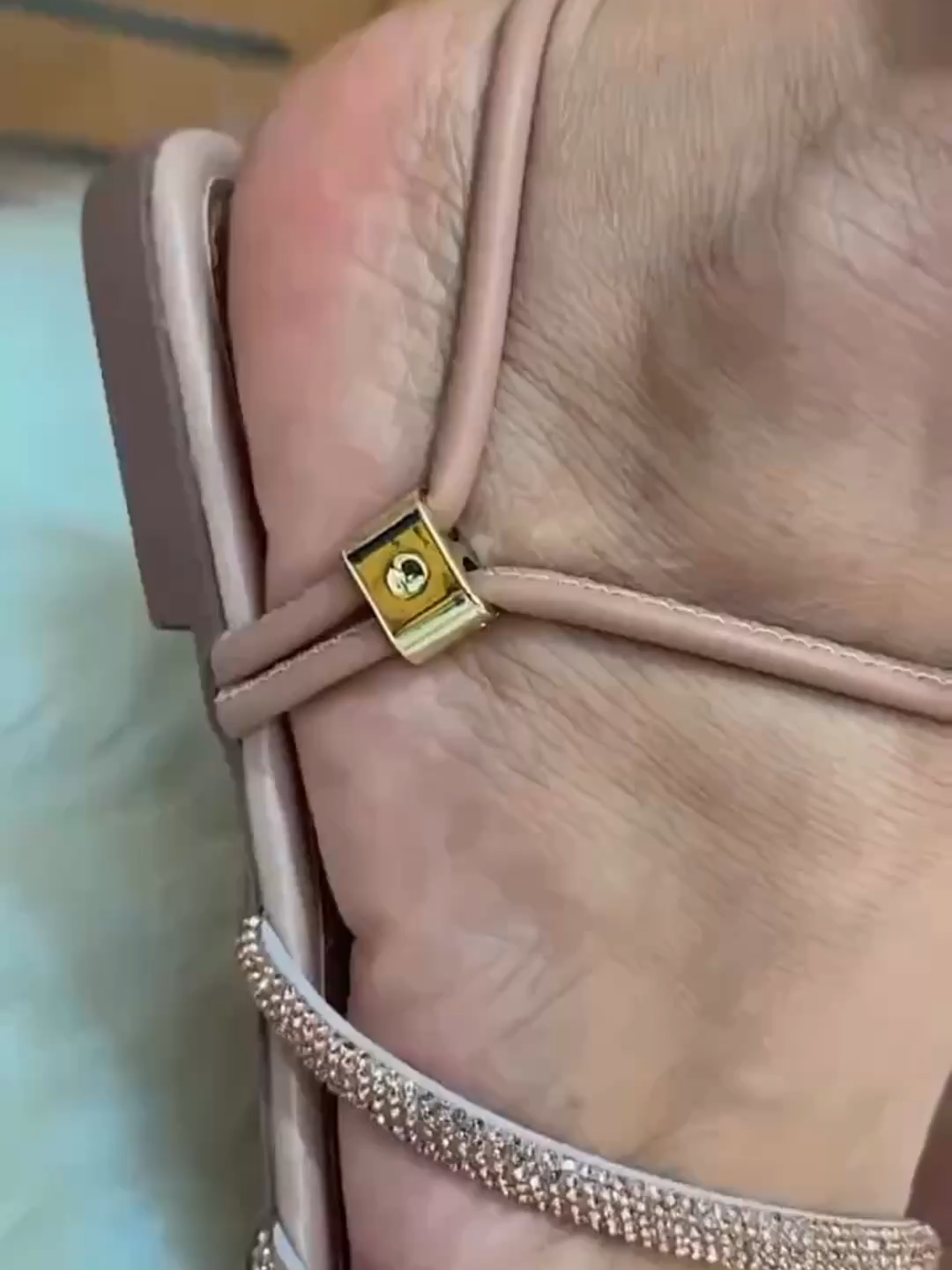 Sandália Rasteira Feminina Rasteirinha com Strass com Brilho, Confortável, Casual e Elegante https://s.shopee.com.br/6fdwcpAGmy #afiliadoshopee #ultilidades #feminina #sandaliasfemininas #modafeminina