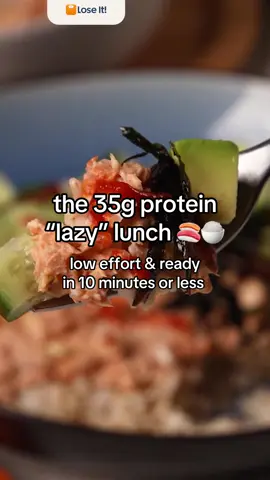 If you need a high-protein lunch but have exactly zero energy to cook, here’s how to get 35g of protein in less than 10 minutes. 🍣🍚 Spicy Salmon Bowl Recipe: -1 6-oz can salmon, packed in water, drained and flaked -1 tbsp olive oil–based mayonnaise -1 tsp sriracha, plus more for topping -1 scallion, sliced, greens and whites separated -¾ cup cooked rice, preferably brown, warm -½ avocado, cubed -3 pieces snacking seaweed -1 Persian cucumber, cubed Tastes like takeout but without the extra cost and calories #loseit #highproteinlunch #tinnedfish #easymealprep #weightlosshacks
