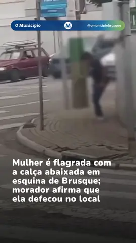 Um morador procurou o jornal O Município para relatar uma situação registrada na região central de Brusque na manhã desta sexta-feira, 8. Segundo ele, uma mulher teria defecado em via pública no cruzamento entre as ruas Alexandre Athanasio Gevaerd e Paes Leme. O caso foi filmado pelo próprio morador, que afirmou ter presenciado a situação enquanto atravessava a faixa de pedestres nas proximidades da esquina. Conforme o relato, a mulher estava na região e atravessou a rua junto com outras pessoas durante o sinal verde. O homem contou que inicialmente acreditou que ela apenas seguiria caminhando pelo local. Em seguida, porém, ela abaixou a calça e defecou na calçada. “Foi uma questão de três segundos”, afirmou o morador. Embora o morador afirme que a mulher envolvida na ocorrência seja uma pessoa em situação de rua, a reportagem não conseguiu confirmar a informação. Questionado pela reportagem, o secretário de Desenvolvimento Social de Brusque, informou que a pasta ainda não havia sido comunicada oficialmente sobre o caso. Segundo ele, a situação registrada será averiguada pela equipe da secretaria. Caso a mulher seja localizada, deverá ser realizada uma abordagem. “Realizamos uma abordagem nesta manhã. Duas pessoas foram encaminhadas ao abrigo municipal e outras duas levadas ao Centro de Referência Especializado de Assistência Social (CREAS), pois manifestaram o desejo de ir para o Rio Grande do Sul, onde possuem familiares. Antes da conclusão do atendimento, elas acabaram fugindo do CREAS. A mulher que aparece no vídeo ainda não foi localizada”, disse o secretário. ✍️ Otávio Timm 📸 Reprodução #TiktokNotícias #OMunicipio #Brusque #Jornalismo