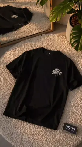 🔥 “Stay Humble” Tee — simple tapi ada aura. Material lembut, cutting boxy fit memang ngam untuk outfit streetwear harian. Pakai loose terus nampak clean, smart & effortless. ✅ Cutting selesa ✅ Material premium ✅ Mudah match dengan apa-apa seluar ✅ Sesuai untuk OOTD / harian / lepak Sekali pakai terus naik vibe outfit 😮‍💨 📦 Stock limited — siapa cepat dia dapat.#StayHumble #fpyシ  #StreetwearMY #OversizeTshirt #OOTDMalaysia