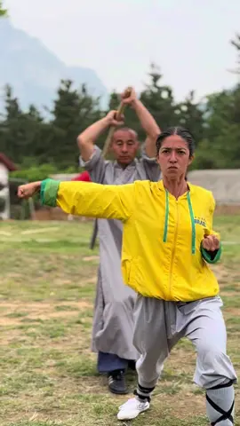 TERIA CORAGEM? 🥵 🇨🇳Por que no Kung Fu Shaolin eles batem com o bastão? É uma forma de condicionar o corpo pra endurecer os musculos, tecidos e ossos! Também é uma forma de aplicar o Qigong de contrair o músculo necessario e relaxar a mente e o resto do corpo! E claro um momento de fortalecer a mente. ⚠️ NÃO É OBRIGATÓRIO FAZER A QUEBRA DOS BAMBUS! O Shifu nunca vai te obrigar a fazer isso, é algo que VOCÊ PEDE !! Hoje é meu penultimo dia na Escola de Kung Fu do Shi Miao Hai em que fiquei 3 semanas! Me segue pra mais conteúdos e bora viajar o mundão #viagem #kungfu #shaolinkungfu #china #kungfugirl