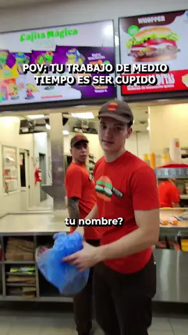 Salimos a jugar de Cupido por la calle...💘 La misión era simple: regalar Alfajor Barrigón y sacar sonrisas.  Pero había un problema... Adri no sabía que lo estábamos exponiendo como EL ÚLTIMO ROMÁNTICO. Mientras algunos clavan el visto... él reparte alfajores, miradas y amor verdadero. ¿Romántico o peligro para la sociedad? 👇😁 #alfajorbarrigon #NoEsParaTibios #cupido 