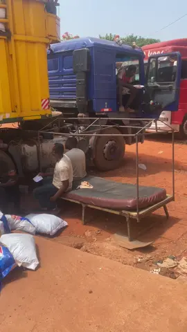 Nouveau arrivage aujourd’hui mousse disponible à bobo Dioulasso numéro 05 99 75 52