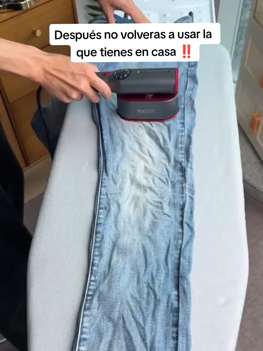 👔 Esta plancha vertical portátil es la forma más rápida y cómoda de quitar arrugas sin sacar la tabla de planchar. Solo la enciendes, pasas el vapor sobre la ropa y en pocos minutos puedes dejar camisetas, camisas, vestidos o pantalones mucho mejor sin esfuerzo. Al funcionar en vertical es mucho más difícil quemar la ropa que con una plancha tradicional, por eso mucha gente que no sabe planchar o no quiere complicarse la vida la está usando a diario. Perfecta para retoques rápidos antes de salir, ropa de viaje o prendas que se arrugan fácilmente en el armario o la maleta. Además ocupa muy poco espacio y es súper fácil de transportar, ideal para apartamentos pequeños, vacaciones, hoteles o para tener siempre a mano en casa. Una solución práctica para tener la ropa más presentable en menos tiempo y sin montar todo el sistema de planchado tradicional. Búsquedas relacionadas: plancha vertical portátil, plancha vapor ropa, vaporizador de prendas, quitar arrugas fácil, plancha sin tabla, plancha para viajes, plancha portátil ropa, ropa sin arrugas rápido, plancha fácil de usar, gadgets hogar TikTok, productos útiles Amazon, vaporizador vertical, plancha para camisas, plancha compacta viaje. #planchavertical #hogar #viajes #gadgets #productosvirales 